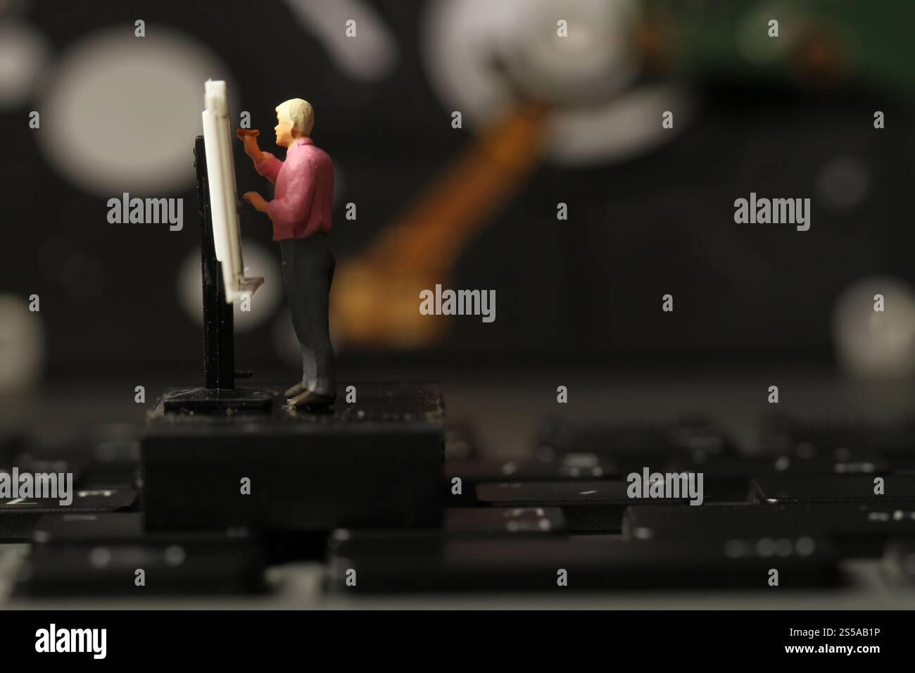 Big-Data-Konzept-Miniatur Ingenieur arbeitet mit Zeichentisch mit offenen Festplatte Hintergrund Stockfoto