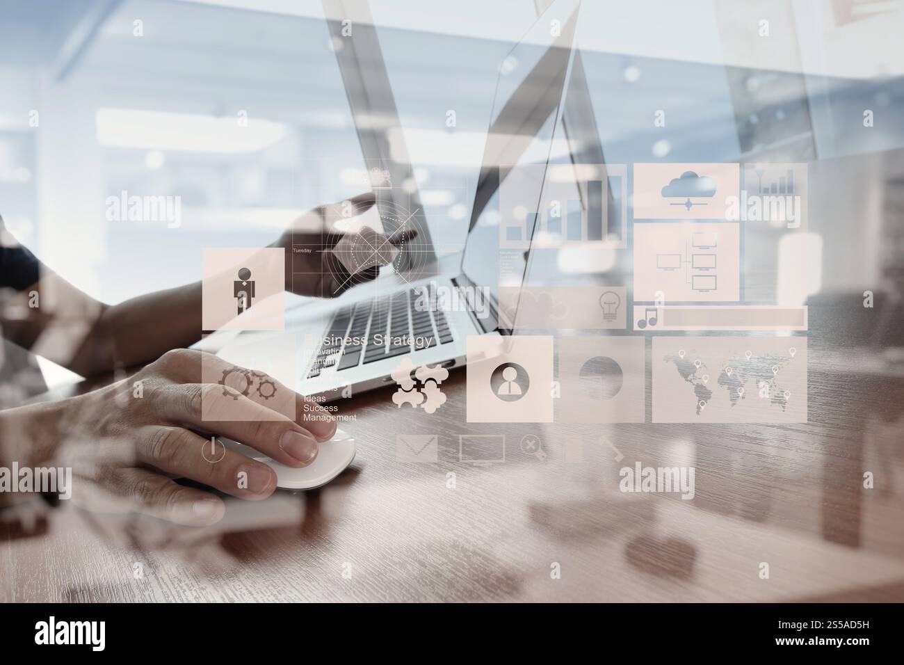 Doppelbelichtung Business Mann Hand arbeiten auf Laptop-Computer auf hölzernen Schreibtisch als Konzept Stockfoto