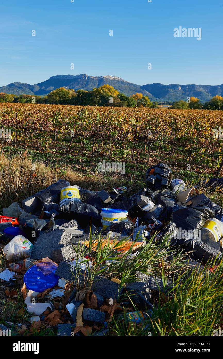 Departement VAR (Südostfrankreich): Illegale Entsorgung von Bauabfällen entlang der Autobahn N7. Abfall mit dem Berg „Mont Aurélien“ hinten Stockfoto
