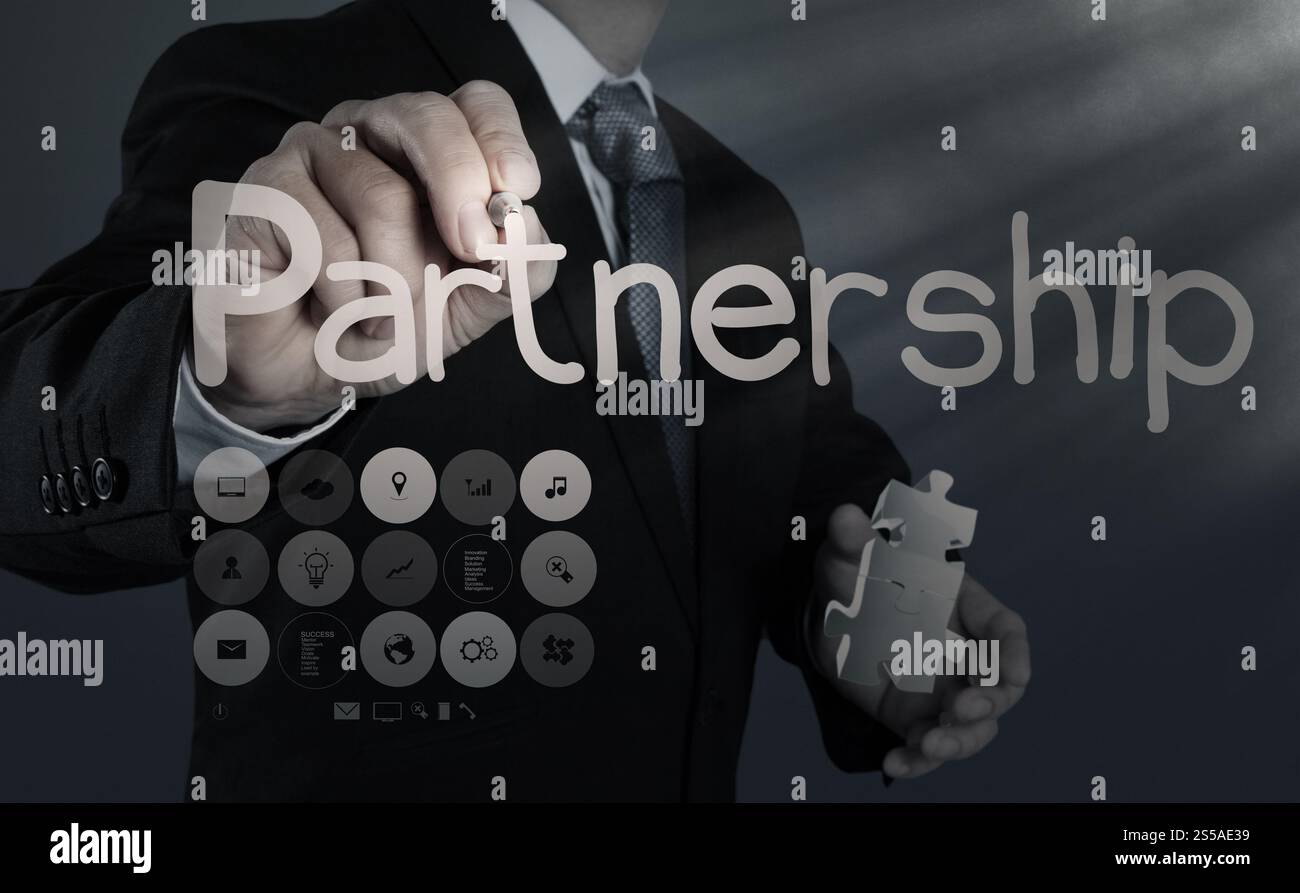 Geschäftsmann Hand zeigt Licht und Puzzle Partnerschaft Stockfoto