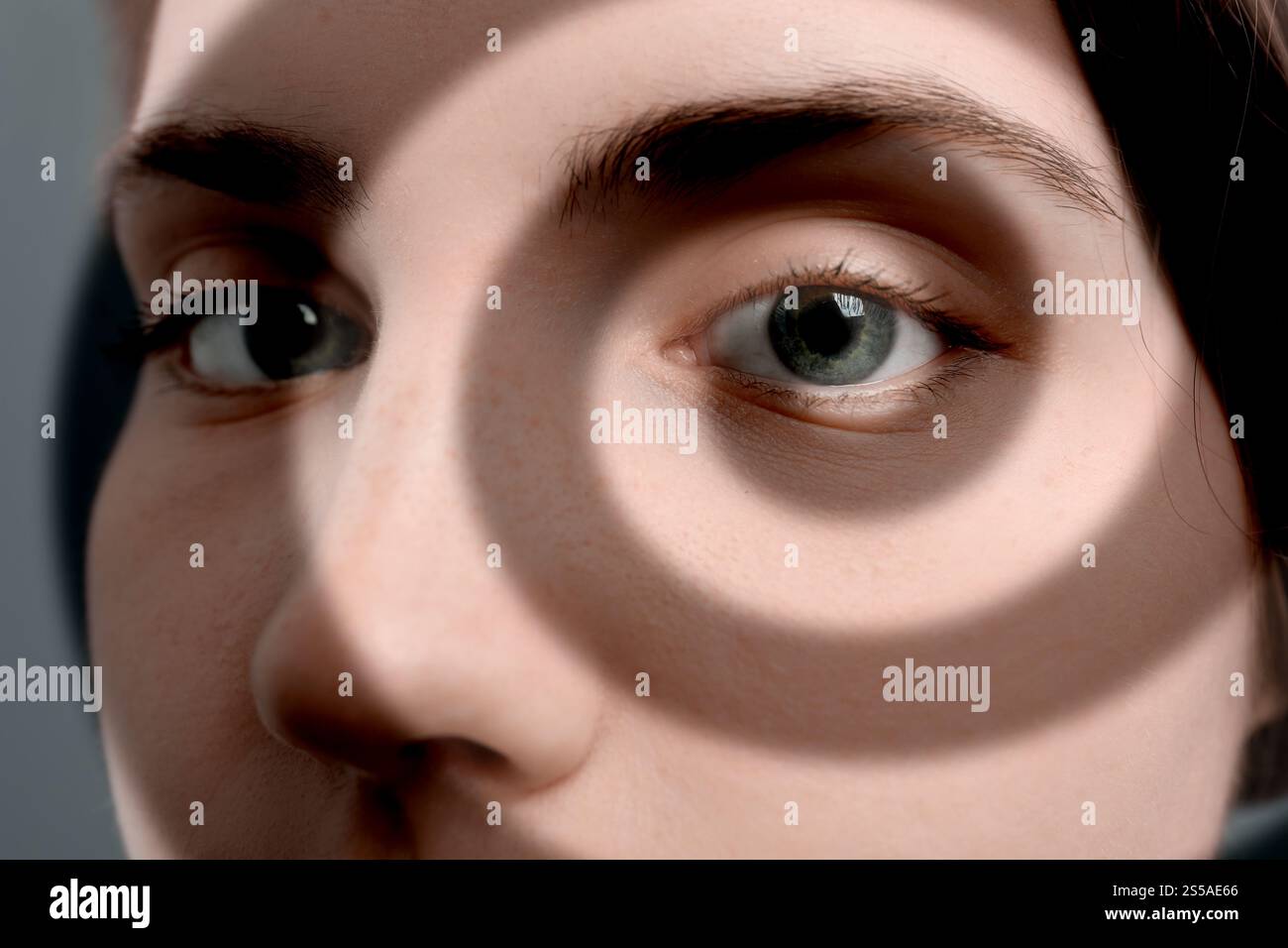 Hypnose. Spirale symbolisiert hypnotische Wirkung, die aus dem Auge der Frau kommt, Nahaufnahme Stockfoto