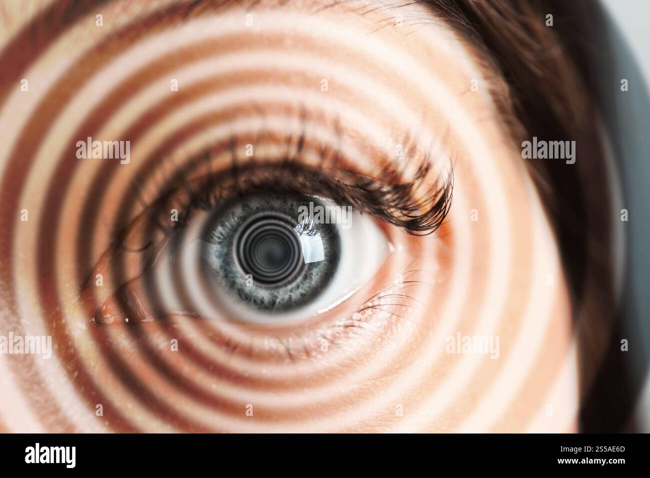 Hypnose. Spirale symbolisiert hypnotische Wirkung, die aus dem Auge der Frau kommt, Nahaufnahme Stockfoto