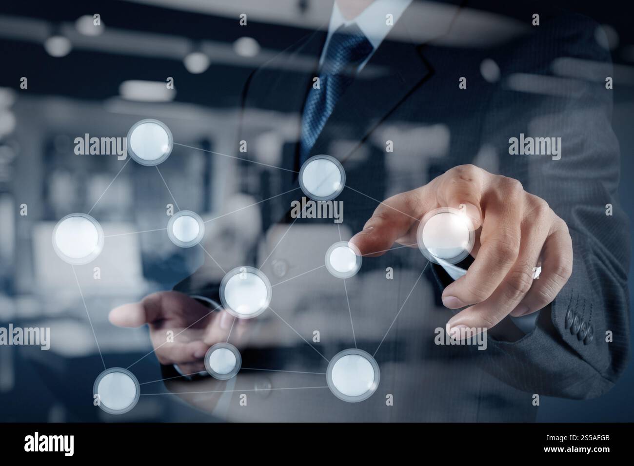 Doppelbelichtung von Hand zeigen, Internet der Dinge (IoT) Wort Diagramm als Konzept Stockfoto