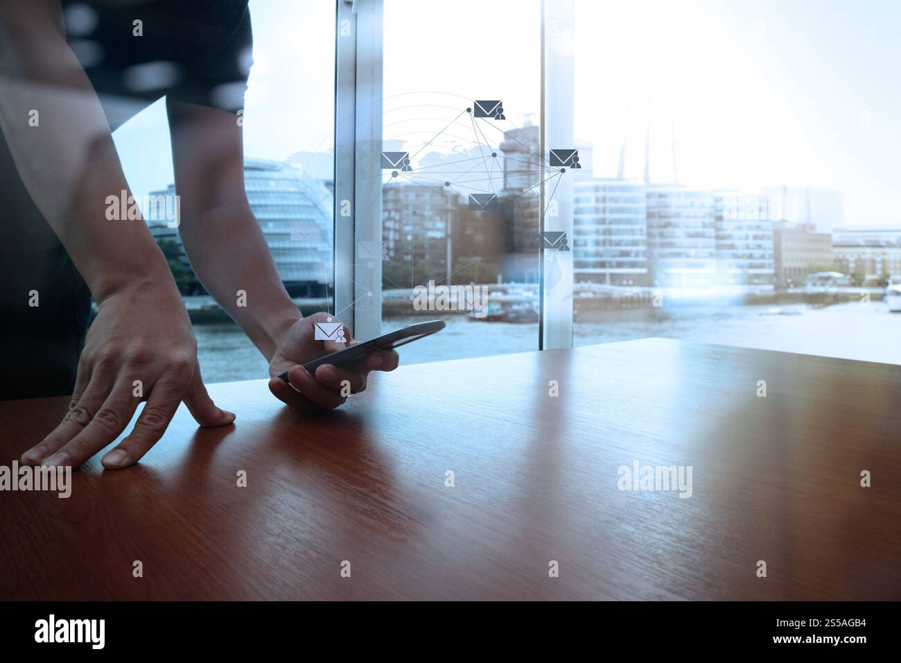 Geschäftsmann Hand arbeiten mit neuen modernen Computer und Smartphone und Geschäftsstrategie auf hölzernen Schreibtisch als Konzept Stockfoto