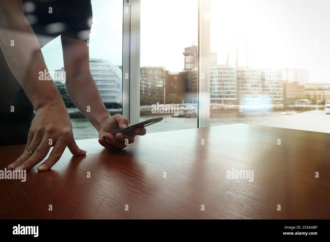 Geschäftsmann Hand arbeiten mit neuen modernen Computer und Smartphone und Geschäftsstrategie auf hölzernen Schreibtisch als Konzept Stockfoto