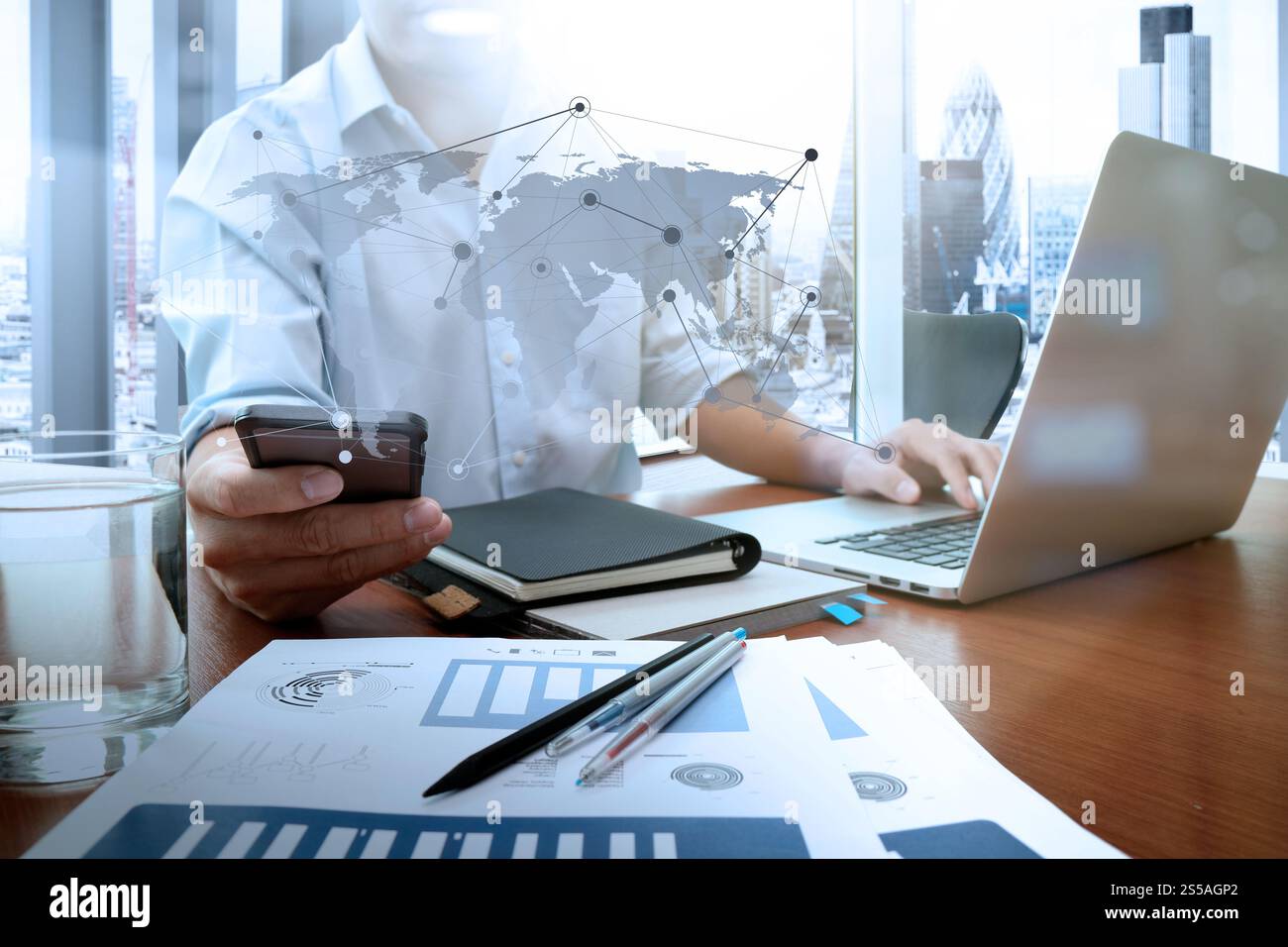 Geschäftsmann Hand arbeiten mit neuen modernen Computer und Smartphone und Geschäftsstrategie auf hölzernen Schreibtisch als Konzept Stockfoto