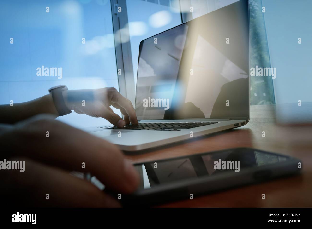 Geschäftsmann Hand arbeiten mit neuen modernen Computer und Smartphone und Geschäftsstrategie auf hölzernen Schreibtisch als Konzept Stockfoto