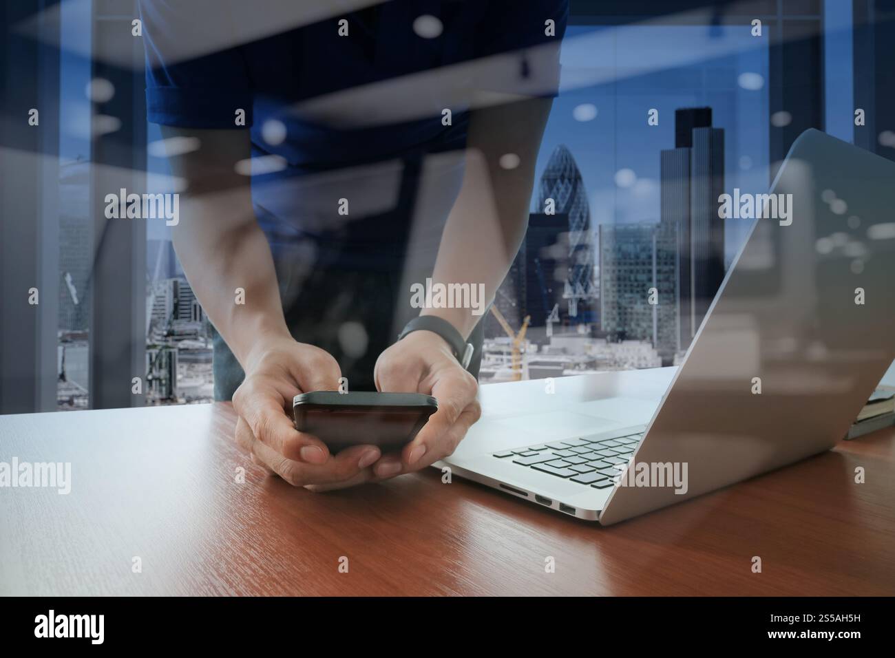 Geschäftsmann Hand arbeiten mit neuen modernen Computer und Smartphone und Geschäftsstrategie auf hölzernen Schreibtisch als Konzept Stockfoto