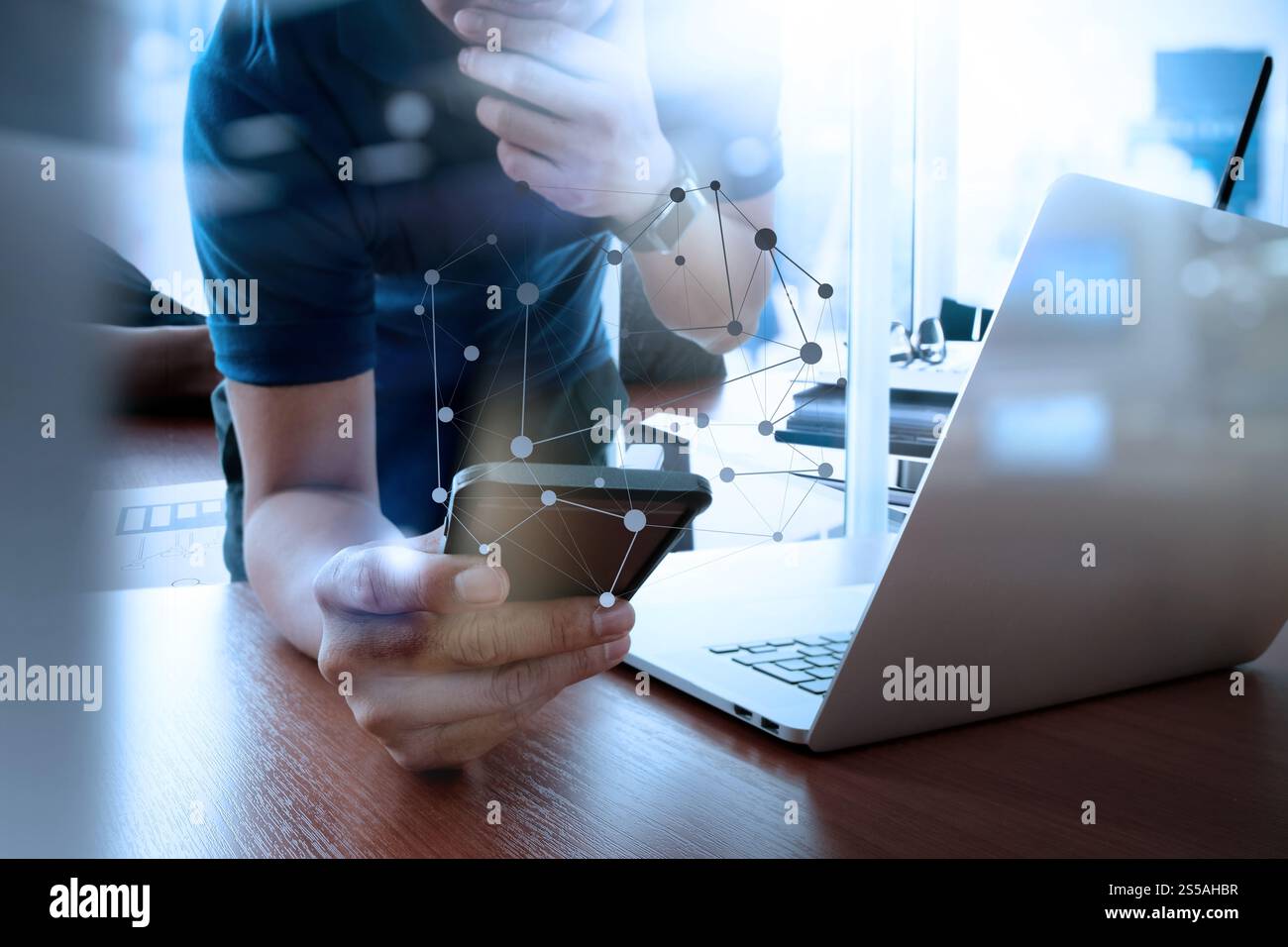 Geschäftsmann Hand arbeiten mit neuen modernen Computer und Smartphone und Geschäftsstrategie auf hölzernen Schreibtisch als Konzept Stockfoto
