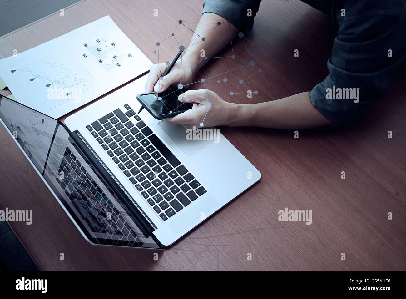 Draufsicht der Geschäftsmann Hand arbeiten mit neuen modernen Computer und Smartphone und Geschäftsstrategie auf hölzernen Schreibtisch als Konzept Stockfoto