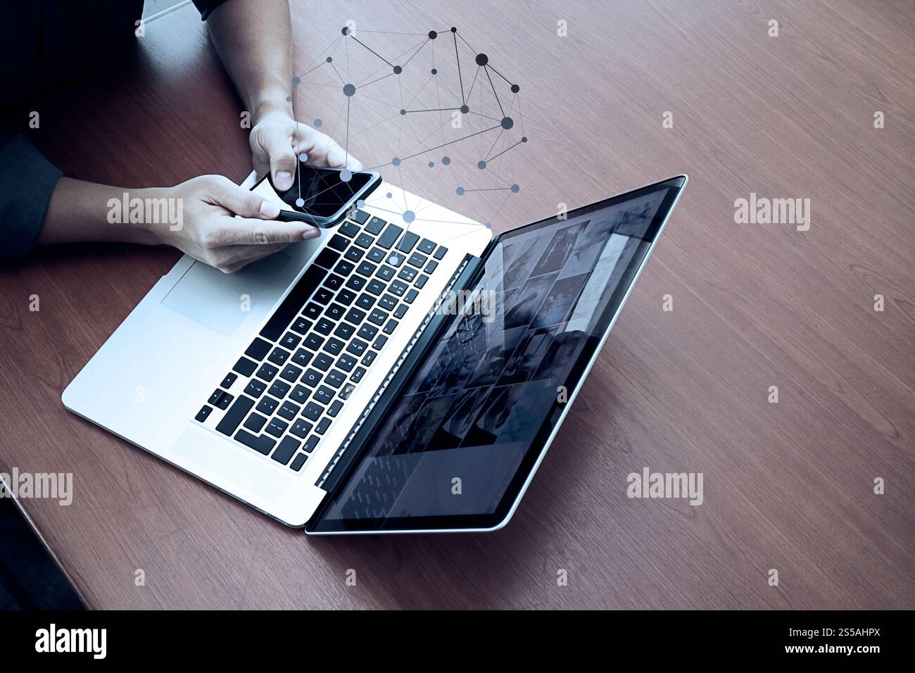 Draufsicht der Geschäftsmann Hand arbeiten mit neuen modernen Computer und Smartphone und Geschäftsstrategie auf hölzernen Schreibtisch als Konzept Stockfoto