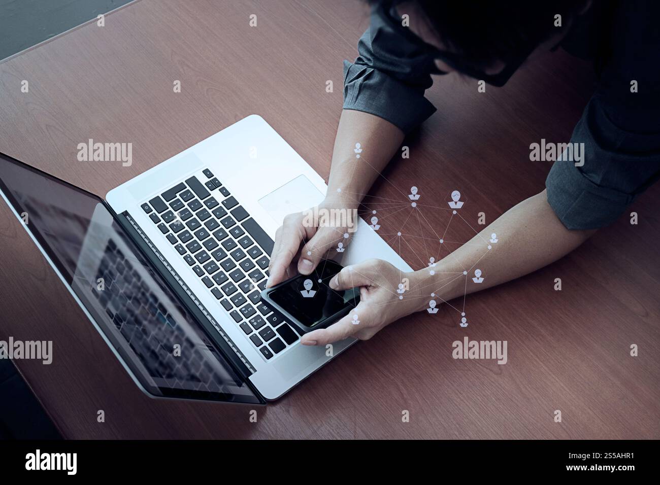 Draufsicht der Geschäftsmann Hand arbeiten mit neuen modernen Computer und Smartphone und Geschäftsstrategie auf hölzernen Schreibtisch als Konzept Stockfoto