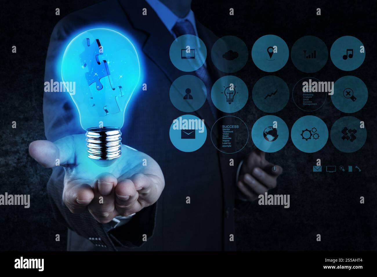 Geschäftsmann Hand zeigt Licht und Puzzle Partnerschaftskonzept Stockfoto