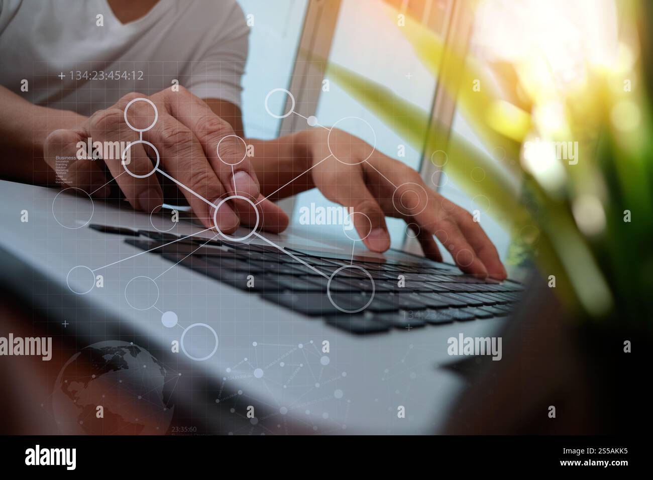 Designer Hand arbeiten mit Laptop und Business digital Layer-Diagramm mit Grünpflanze Vordergrund auf hölzernen Schreibtisch im Büro Stockfoto
