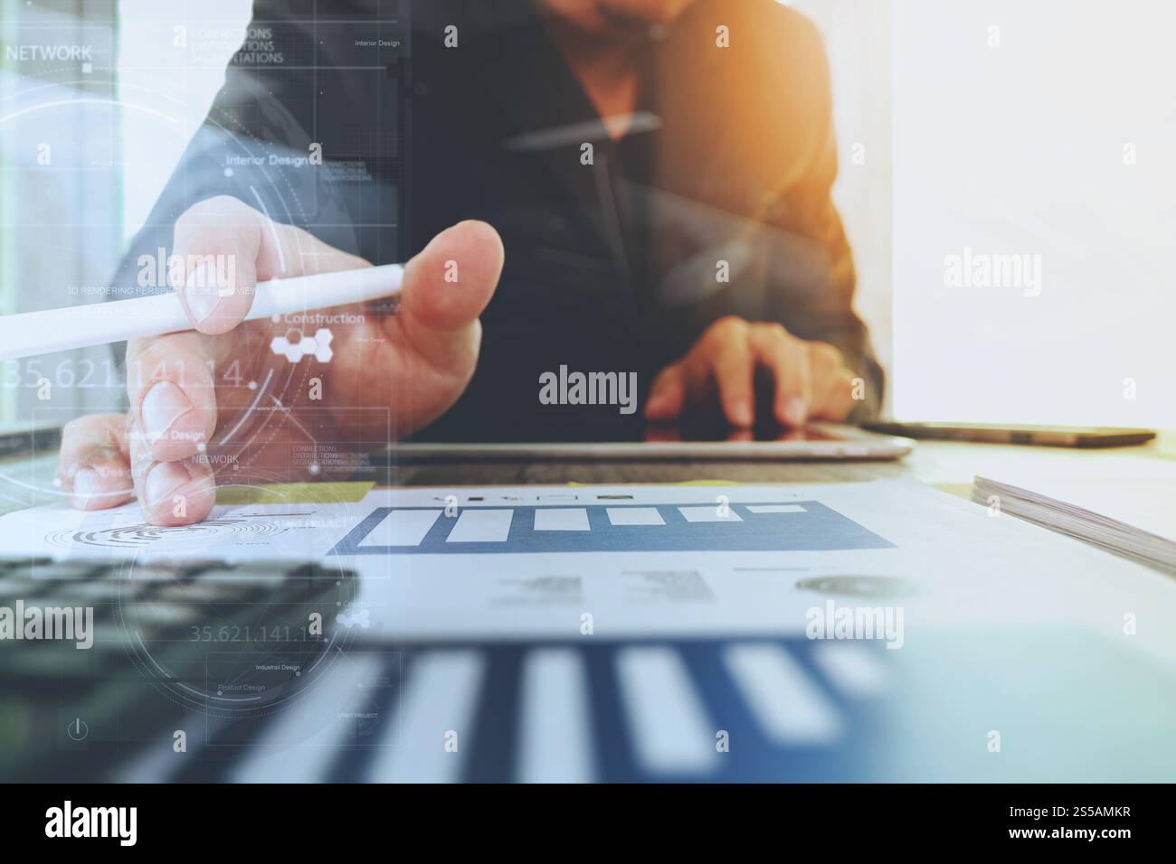 Geschäftsdokumente auf dem Bürotisch mit digitalem Tablet-Computer mit Smartphone und Diagramm für das digitale Geschäftsdiagramm und Geschäftsmann, der im arbeitet Stockfoto