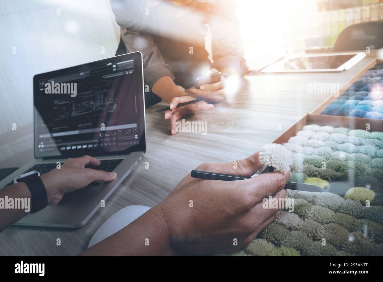 Innenarchitekten Kollegen diskutieren mit neuen modernen Computer Laptop und pro digital-Tablette mit Probenmaterial auf hölzernen Schreibtisch als Konzept Stockfoto Innenarchitekten Kollegen diskutieren mit neuen modernen Computer Laptop und pro digital-Tablette mit Probenmaterial auf hölzernen Schreibtisch als Konzept Stockfoto