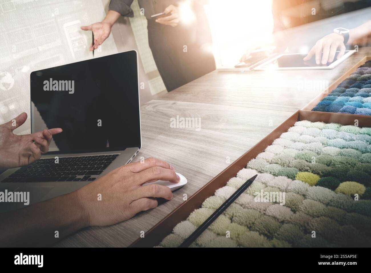 Innenarchitekten Kollegen diskutieren mit neuen modernen Computer Laptop und pro digital-Tablette mit Probenmaterial auf hölzernen Schreibtisch als Konzept Stockfoto Innenarchitekten Kollegen diskutieren mit neuen modernen Computer Laptop und pro digital-Tablette mit Probenmaterial auf hölzernen Schreibtisch als Konzept Stockfoto