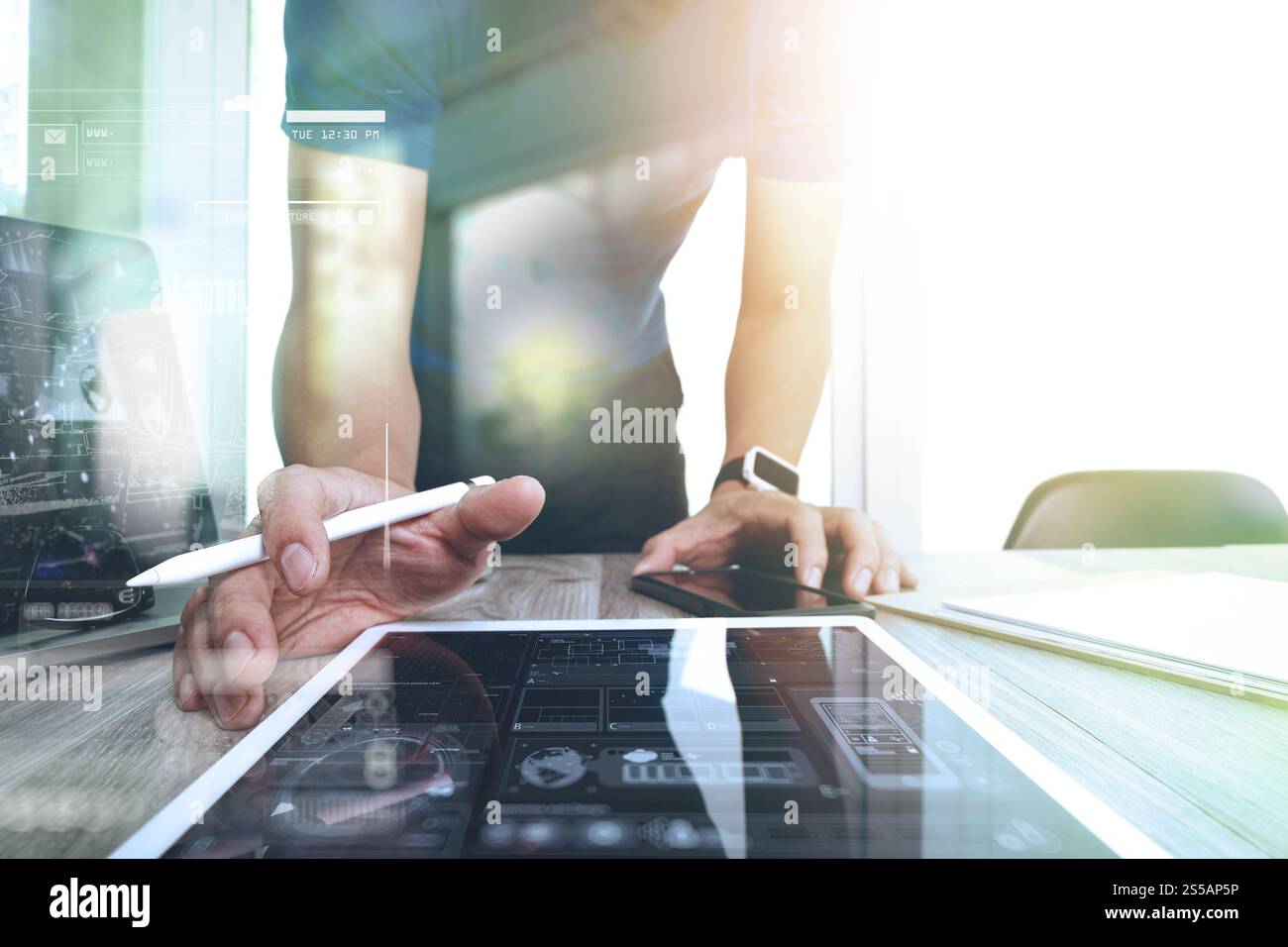 Website-Designer arbeiten digitale Tablet und Smartphone und digitales Design Diagramm auf hölzernen Schreibtisch als Konzept Stockfoto