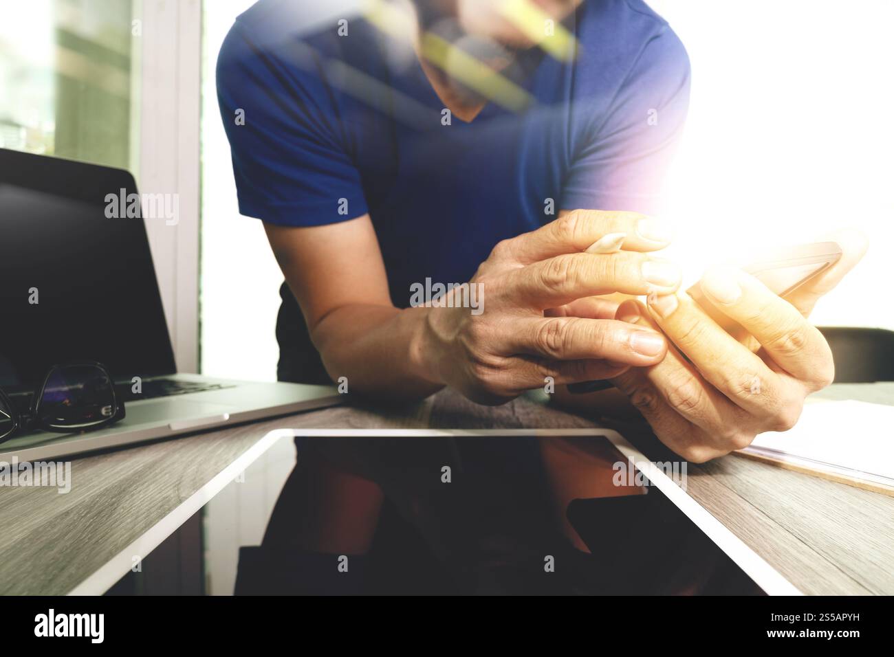 Website-Designer arbeiten digitale Tablet und Smartphone und digitales Design Diagramm auf hölzernen Schreibtisch als Konzept Stockfoto