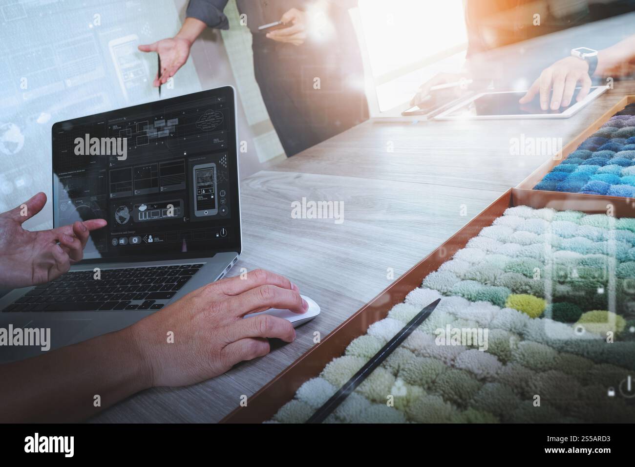 Innenarchitekten Kollegen diskutieren mit neuen modernen Computer Laptop und pro digital-Tablette mit Probenmaterial auf hölzernen Schreibtisch als Konzept Stockfoto Innenarchitekten Kollegen diskutieren mit neuen modernen Computer Laptop und pro digital-Tablette mit Probenmaterial auf hölzernen Schreibtisch als Konzept Stockfoto
