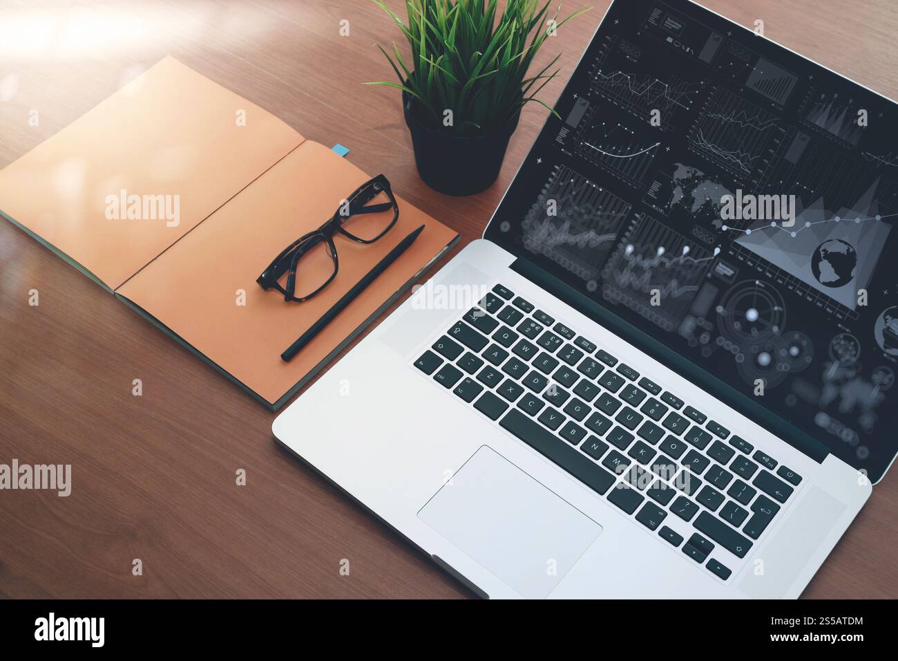 Draufsicht der neuen modernen Computer-Laptop mit leeren Bildschirm und leeres Buch mit Auge Glas als Konzept Stockfoto