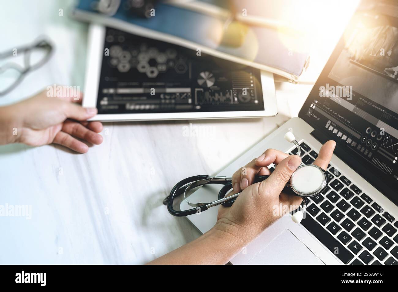 Medizintechnisches Konzept. Doktor Hand arbeitet mit einem modernen digitalen Tablet und Laptop Computer und Smartphone mit medizinischer Karte Schnittstelle. Ein Stockfoto