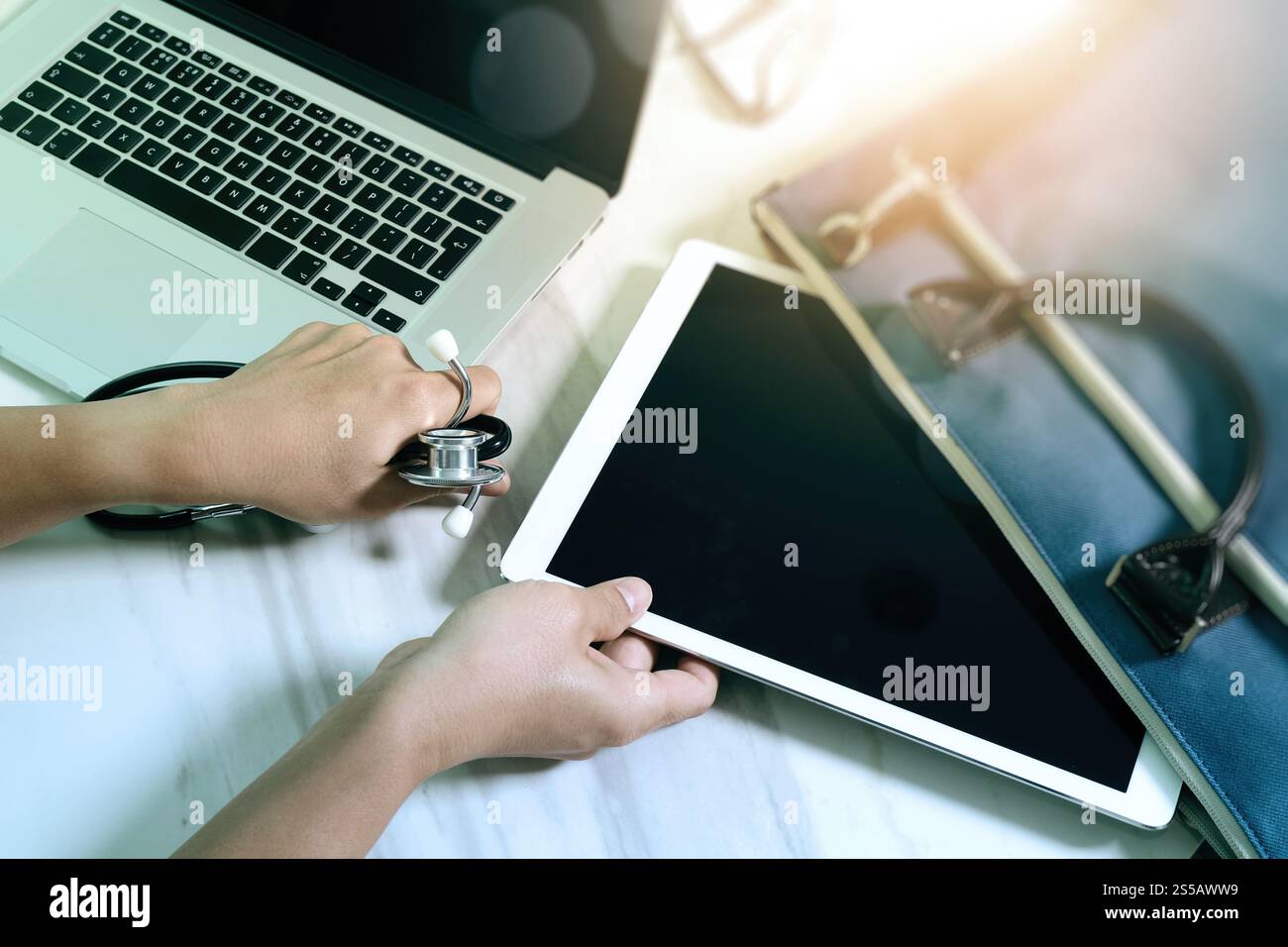 Medizintechnisches Konzept. Doktor Hand arbeitet mit einem modernen digitalen Tablet und Laptop Computer und Smartphone mit medizinischer Karte Schnittstelle. Ein Stockfoto