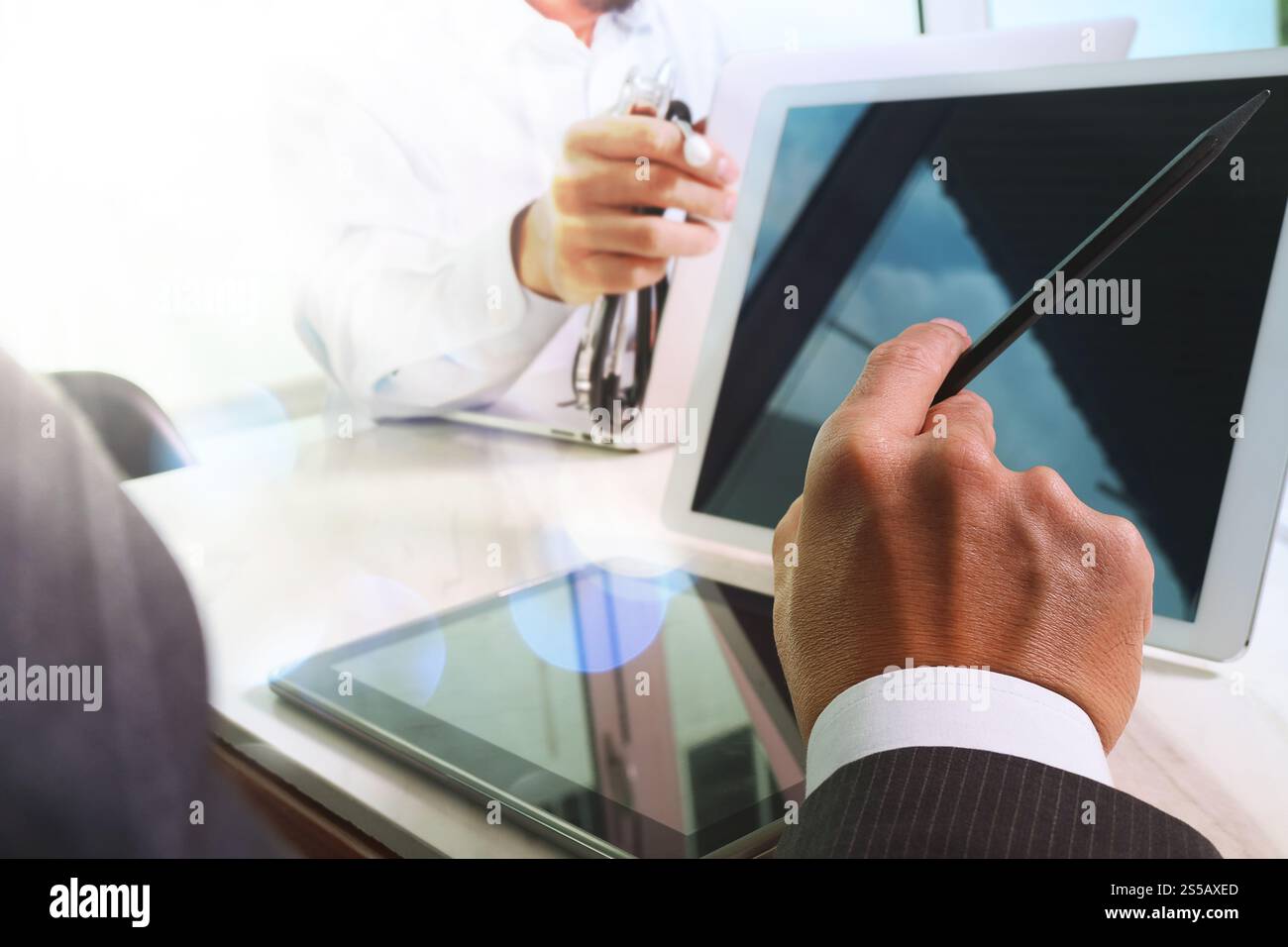 Teambesprechungskonzept des Medizintechnetzes. Arzthandarbeit mit Smartphone modernes digitales Tablet und Laptop mit Grafikkarte Stockfoto