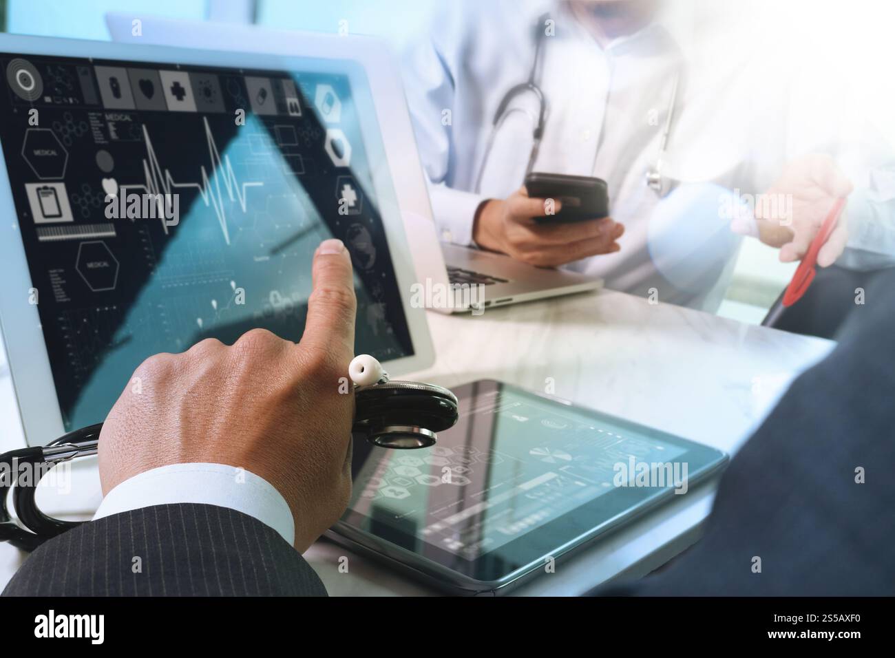 Teambesprechungskonzept des Medizintechnetzes. Arzthandarbeit mit Smartphone modernes digitales Tablet und Laptop mit Grafikkarte Stockfoto