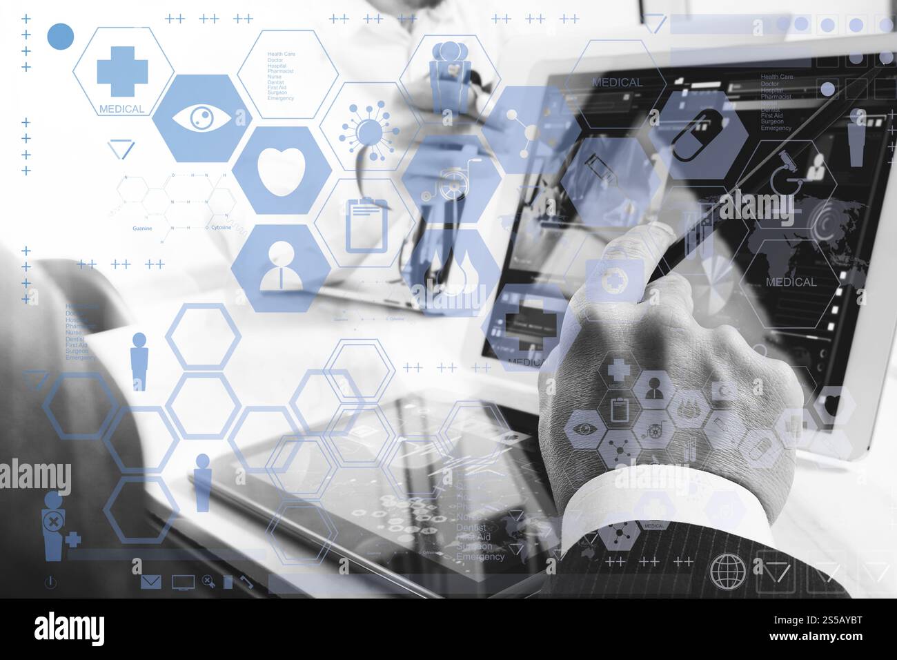 Teambesprechungskonzept des Medizintechnetzes. Arzthandarbeit mit Smartphone modernes digitales Tablet und Laptop mit Grafikkarte Stockfoto