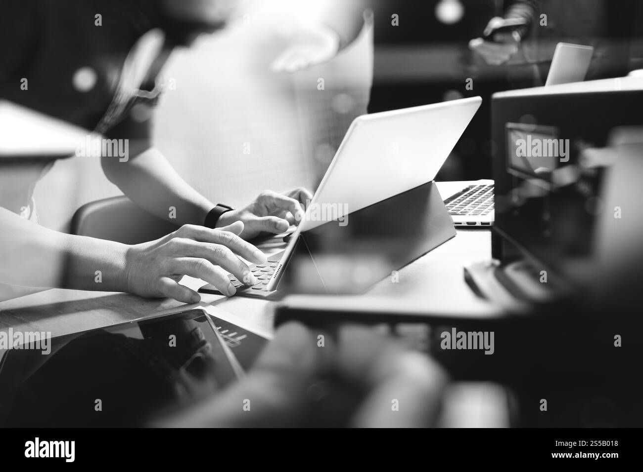 Programming Team starten. Website-Designer arbeitet mit digitaler Tablet-Dockingtastatur und Computer-Laptop mit Smartphone und kompaktem Server auf Mable Stockfoto