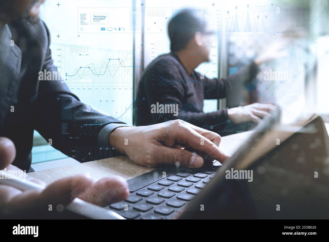 Team Brainstorming-Aufgabe. Foto-junge Creative Manager, die mit dem neuen Projektbüro arbeiten. Tastatur Dock Digital Tablet auf Mable Desk. Sonne Stockfoto