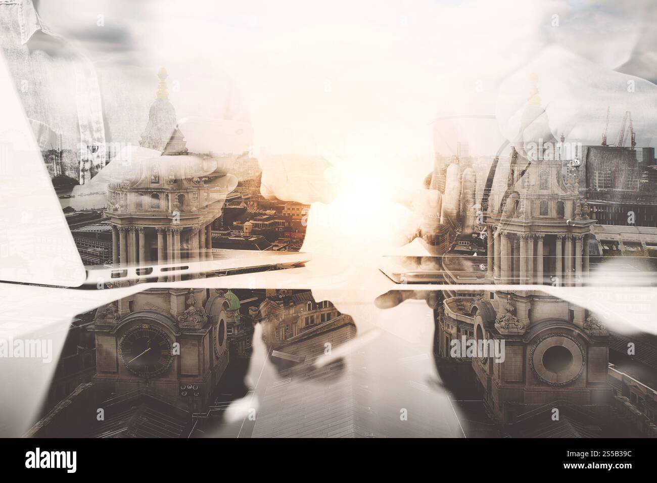 Doppelbelichtung, Teamarbeitskonzept, Geschäftsmann-Hand-Teilnahme an Videokonferenz in einem modernen Büro. Digitales Tablet, Laptop-Design, Smartphone Stockfoto