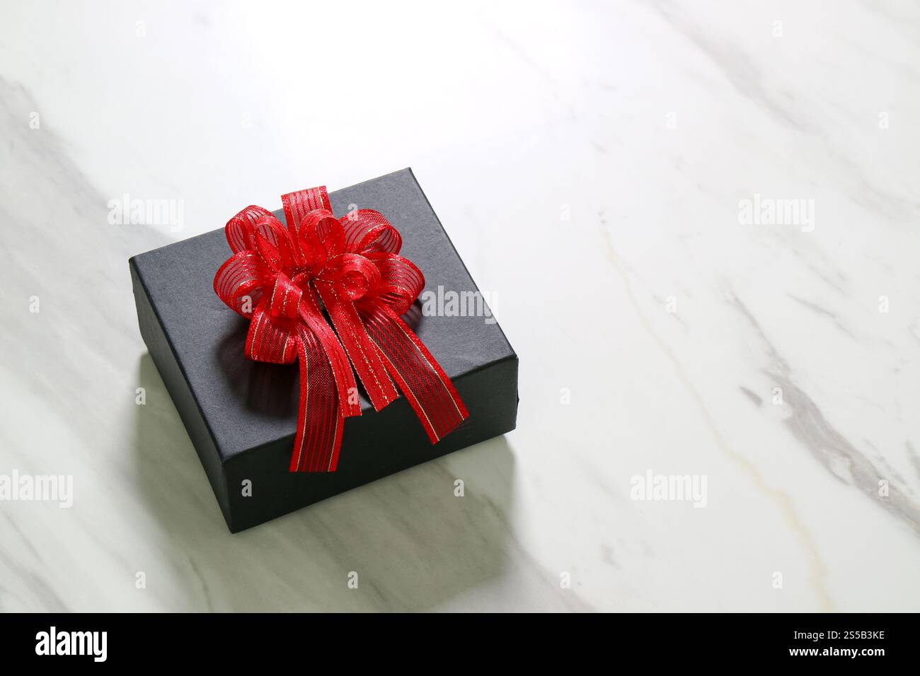 Geschenke, Geschenk-Box auf weiß grau Marmortisch Hintergrund Stockfoto