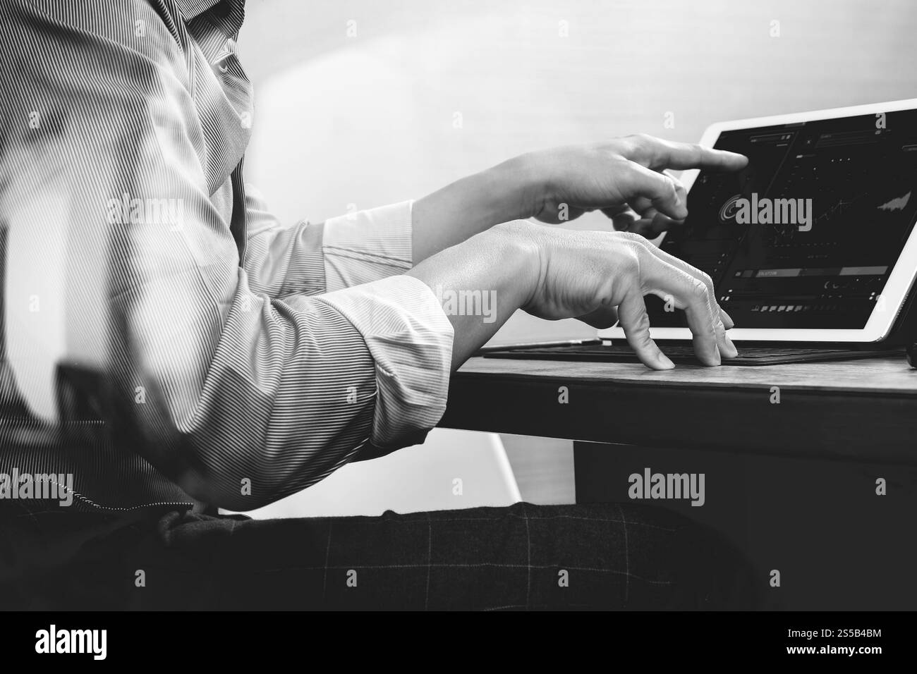 Erfolg Geschäftsmann hand arbeiten mit digitalen Tablet Docking-smart-Tastatur auf Holz Schreibtisch, schwarz weiß Stockfoto