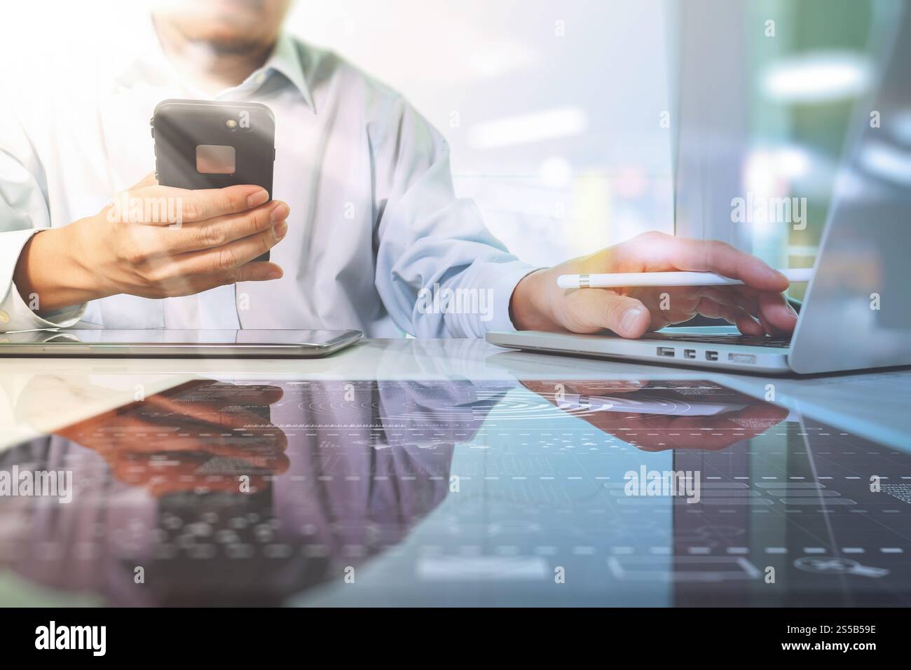 Team-Work-Konzept, Geschäftsmann Hand video Konferenz in modernen Büros. Digital-Tablette Laptop Computer Design Smartphone verwenden. Sonneneffekte Stockfoto