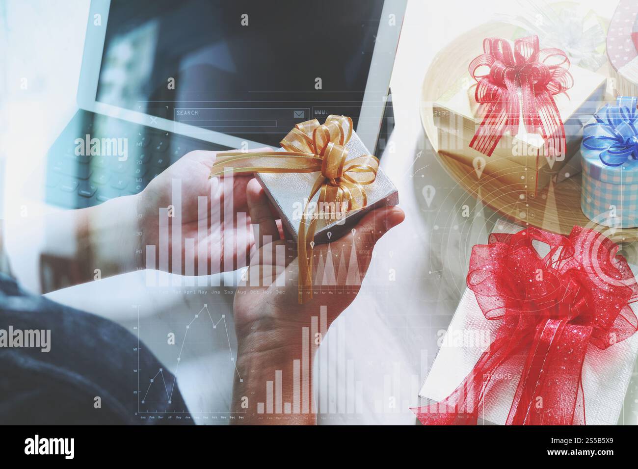 Kreatives Geschenk mit digitaler Tablet-Computer-Docking-Smart-Tastatur auf Mable-Schreibtisch, virtuellem Business-Computer-Interface-Bildschirm Stockfoto