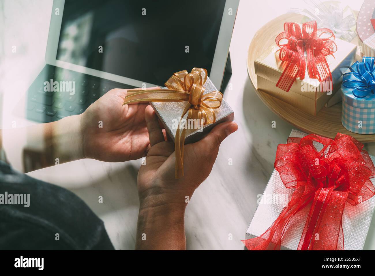 Kreatives Geschenk mit digitalem Tablet-Computer, Docking-Smart-Tastatur auf dem Schreibtisch, Filtereffekt Stockfoto