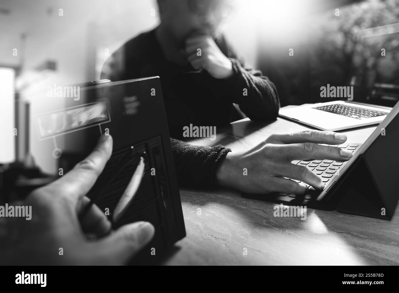 Programming Team starten. Website-Designer arbeitet mit digitaler Tablet-Dockingtastatur und Computer-Laptop mit Smartphone und kompaktem Server auf Mable Stockfoto