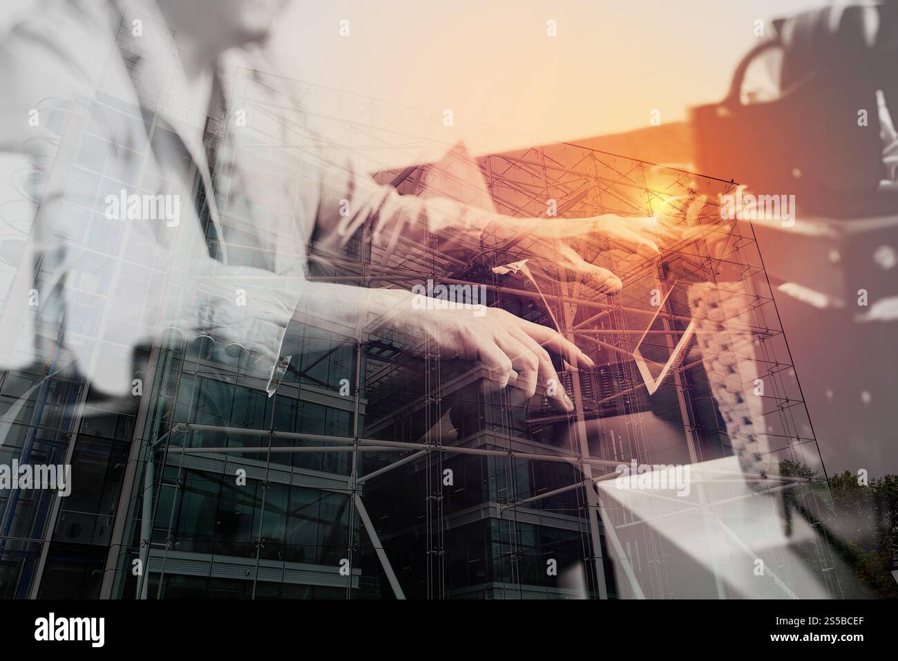 Doppelte Belichtung, Hipster-Hand mit Smartphone, digitale Tablet-Dockingtastatur, Kaffeetasse, Zahlungen Online-Geschäft, auf Sofa im Leben sitzen Stockfoto