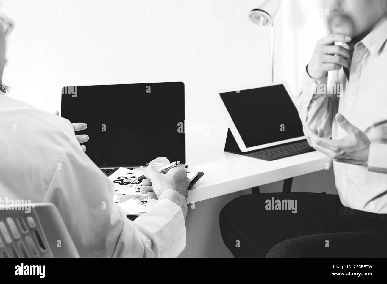 Arzt in weißer uniform Kleid Mantel Beratung Geschäftsmann Patienten mit Examen als Krankenhaus Professionalität Konzept, schwarz / weiß Stockfoto