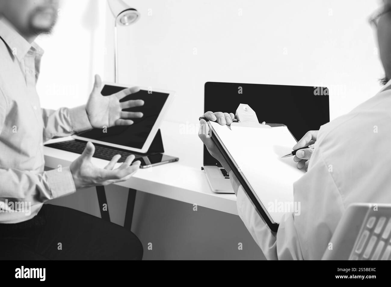 Arzt in weißer uniform Kleid Mantel Beratung Geschäftsmann Patienten mit Examen als Krankenhaus Professionalität Konzept, schwarz / weiß Stockfoto