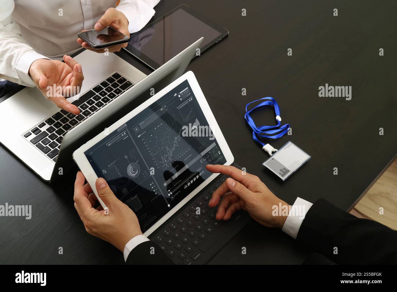 Teambesprechung Arbeitskonzept Co, Geschäftsmann mit Smartphone und digitale Tablet und Laptop Computer und Name-Tag in modernen Büros Stockfoto