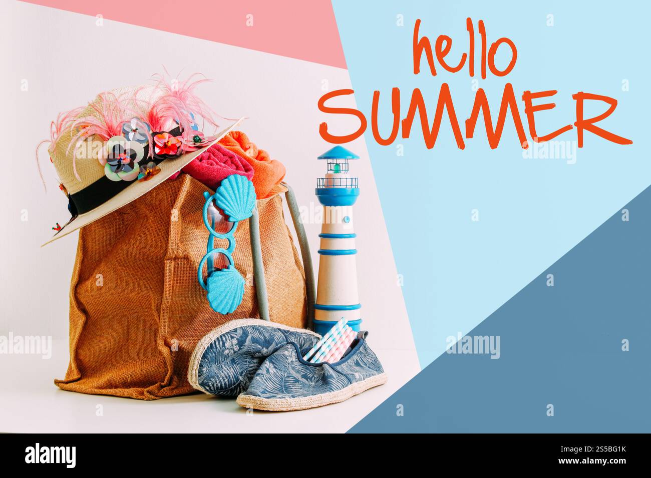 Reisekonzept für Sommerurlaub. Hipster-Strandtasche mit Artikeln für einen Tag am Meer auf farbenfrohen Hintergrund mit Hallo Sommer Wort Hintergrund Stockfoto