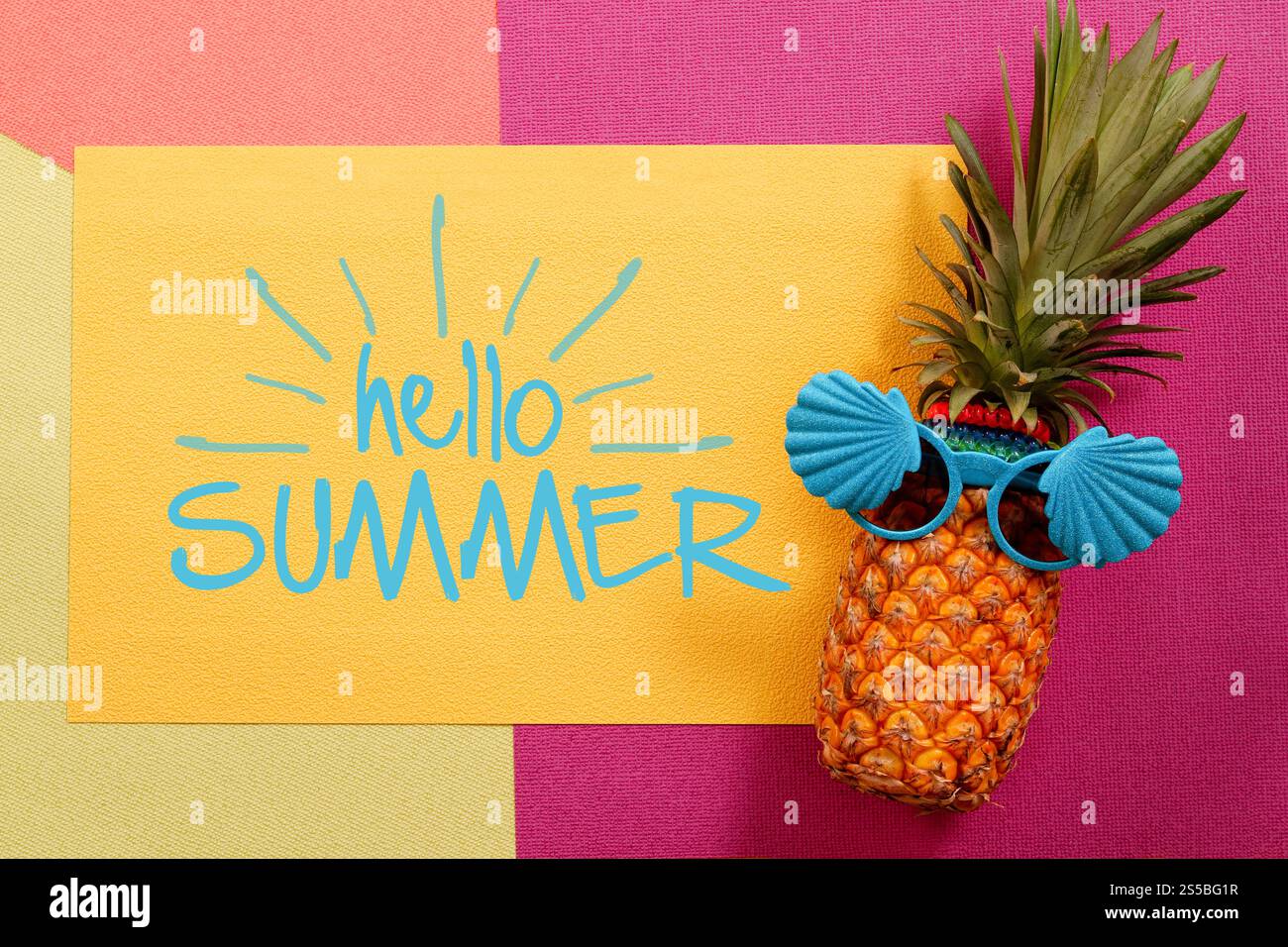 Sommer- und Urlaubskonzept. Hipster Ananas Mode Accessoires und Früchte auf buntem und hallo Sommer Wort Hintergrund Stockfoto
