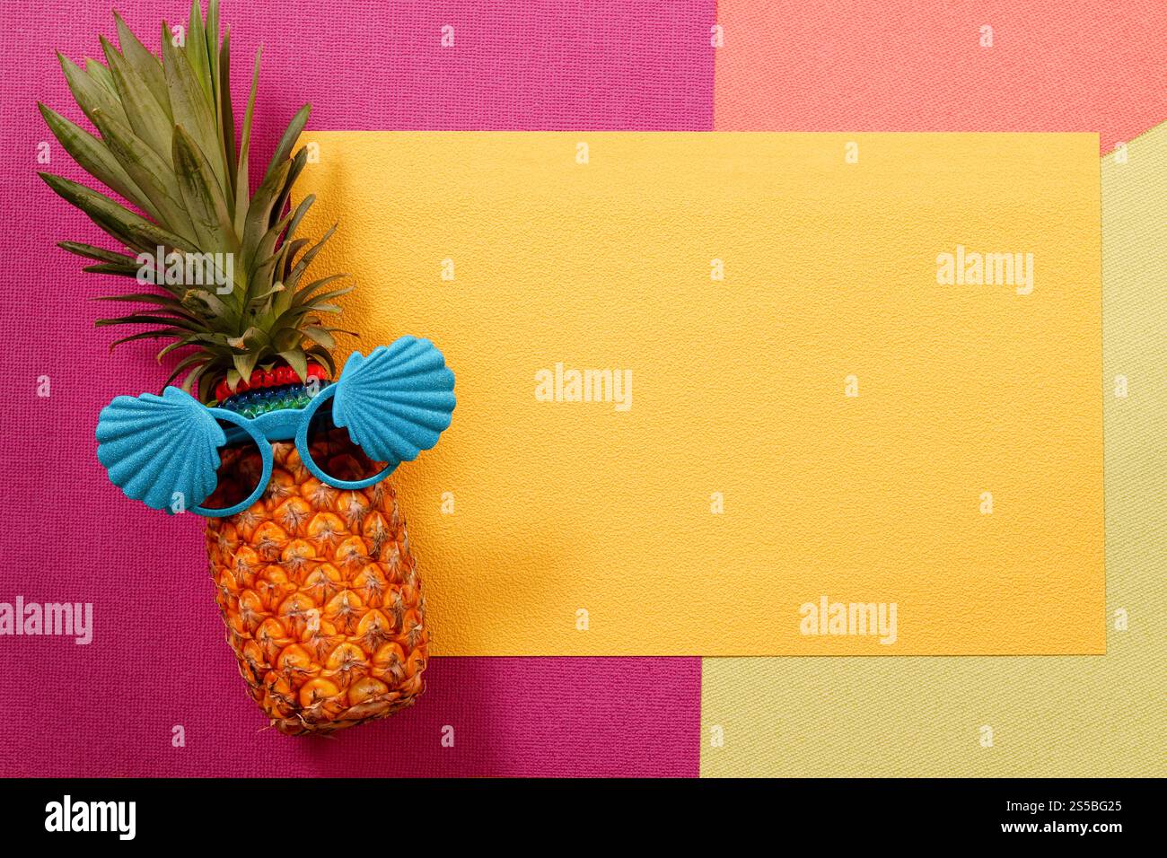 Sommer- und Urlaubskonzept. Hipster Ananas Mode Accessoires und Früchte auf buntem Hintergrund Stockfoto