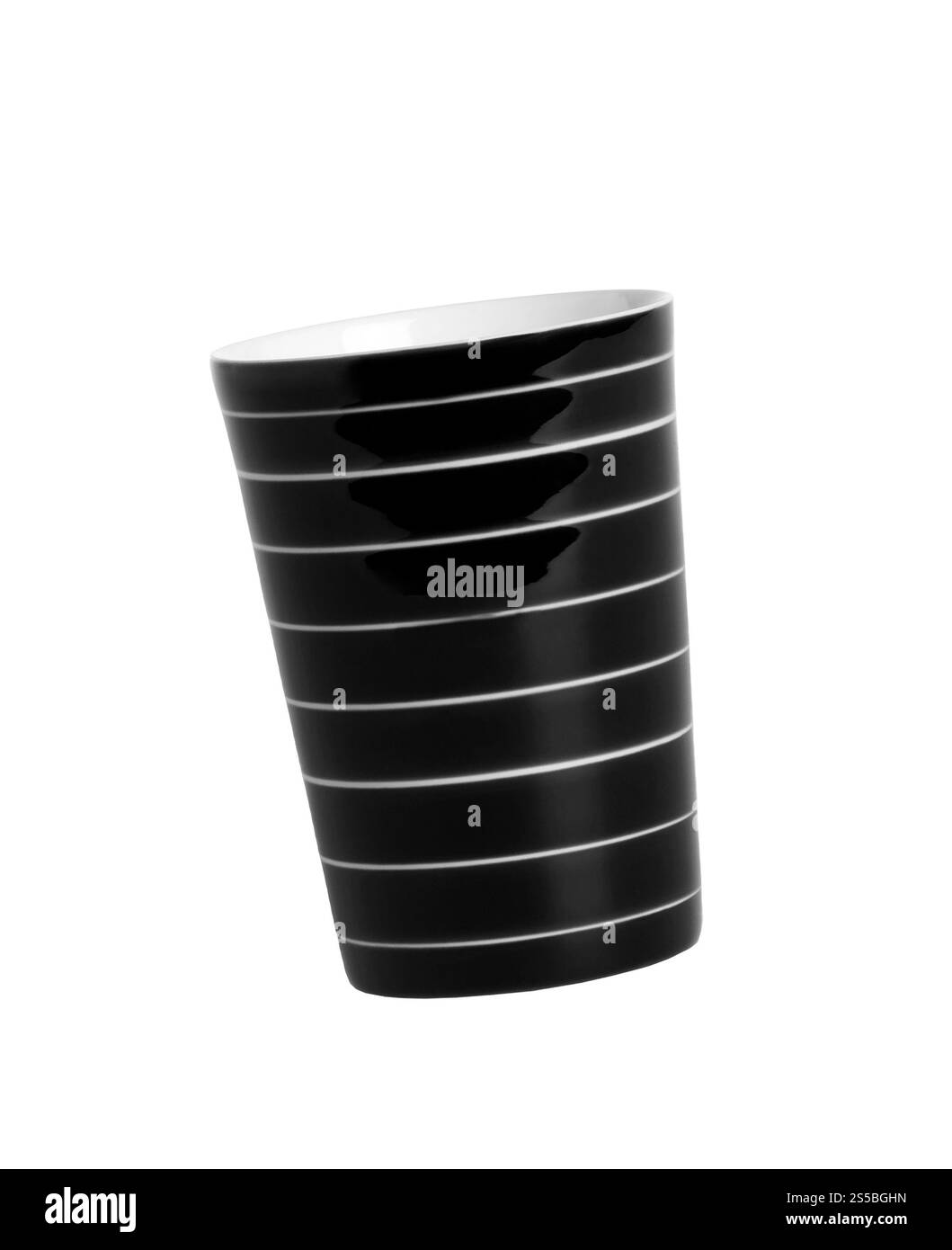 Schwarz gestreifter Becher isoliert auf weiß Stockfoto