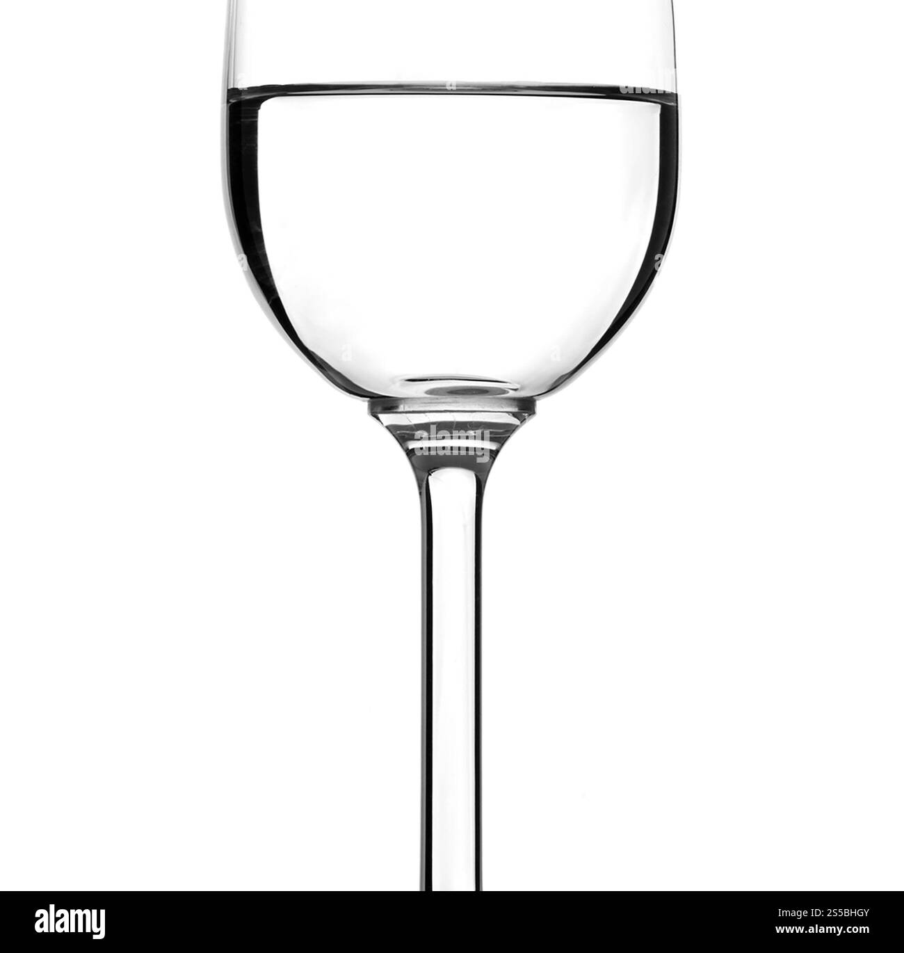 Whineglas mit Wasser isoliert auf weiß Stockfoto