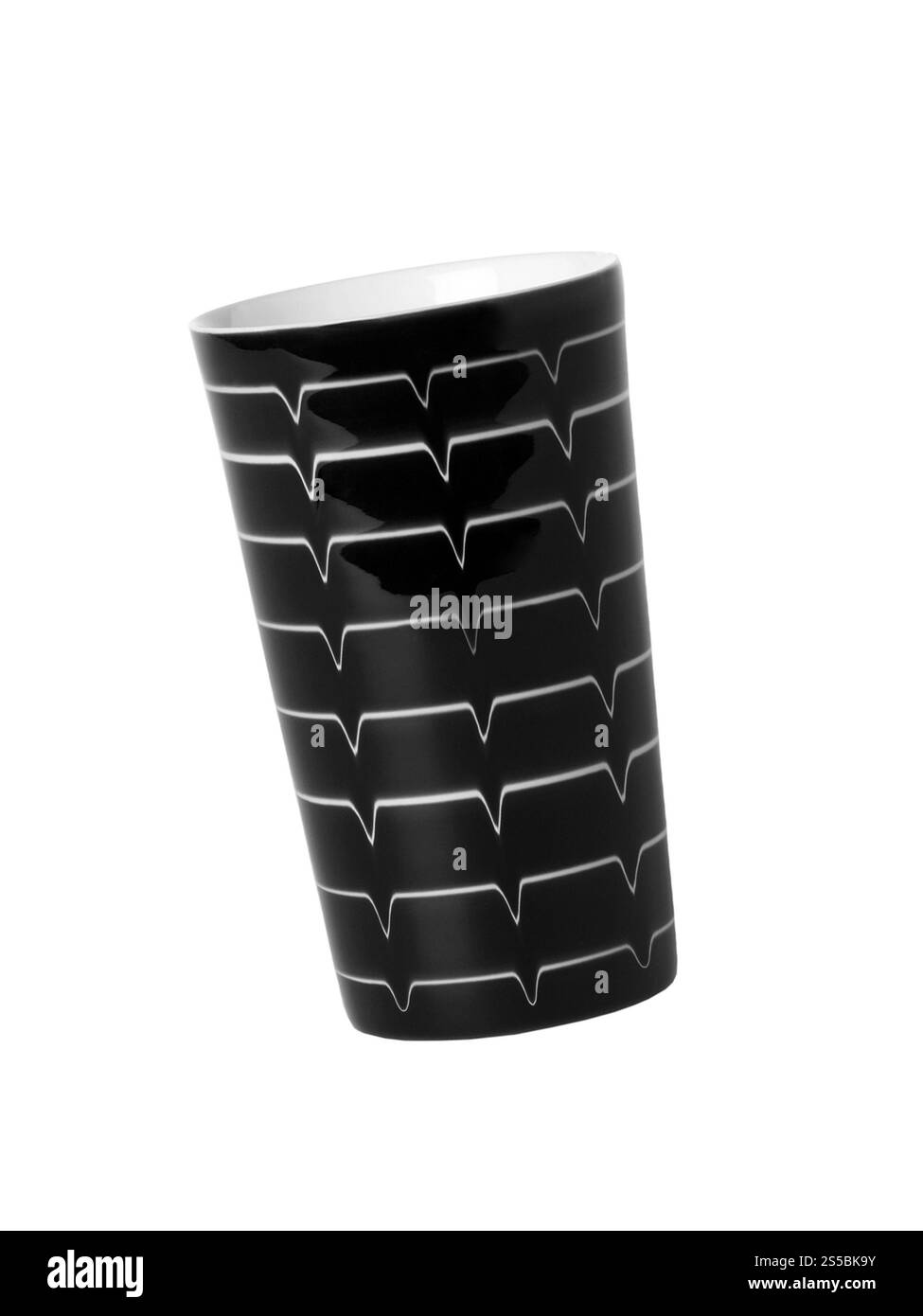 Schwarz gestreifter Becher isoliert auf weiß. Schwarz gestreifter Becher isoliert Stockfoto
