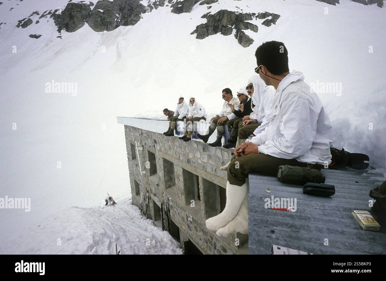 Berginfanteristen des 6e Bataillon de chasseurs alpins, eines Chasseurs alpins Bataillons der französischen Armee, in der Châtelleret-Hütte im Ha Stockfoto Berginfanteristen des 6e Bataillon de chasseurs alpins, eines Chasseurs alpins Bataillons der französischen Armee, in der Châtelleret-Hütte im Ha Stockfoto